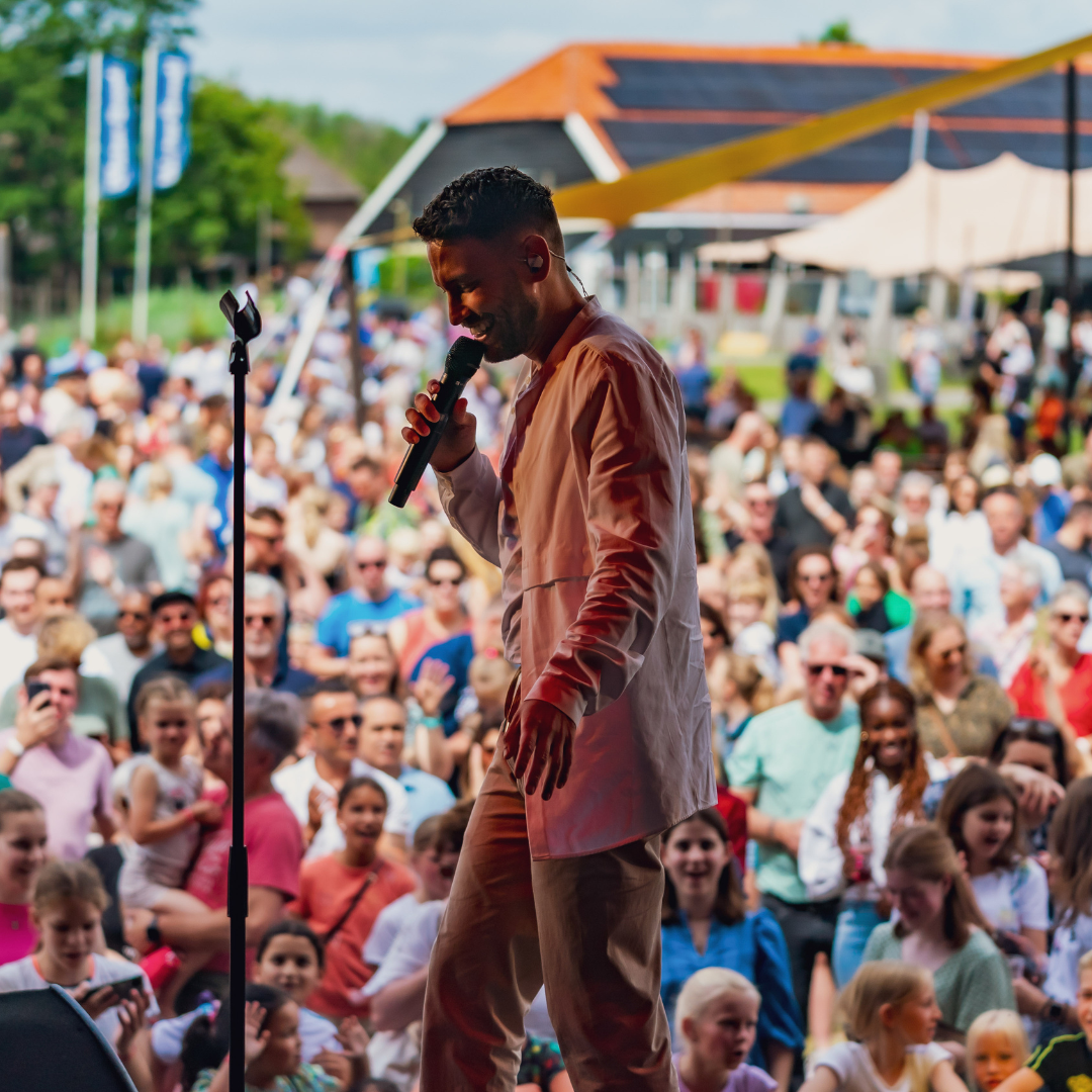 Bedrijfsfestival Cases Podium met zanger en groot publiek op de achtergrond