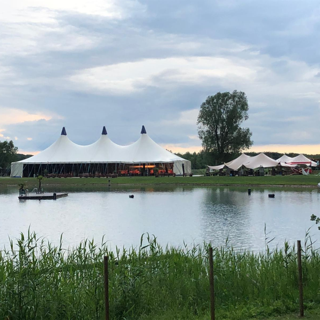 Congres case meer tent op de achtergrond