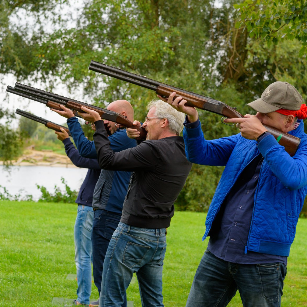 Dealerdag kleiduifschieten mannen op een rij