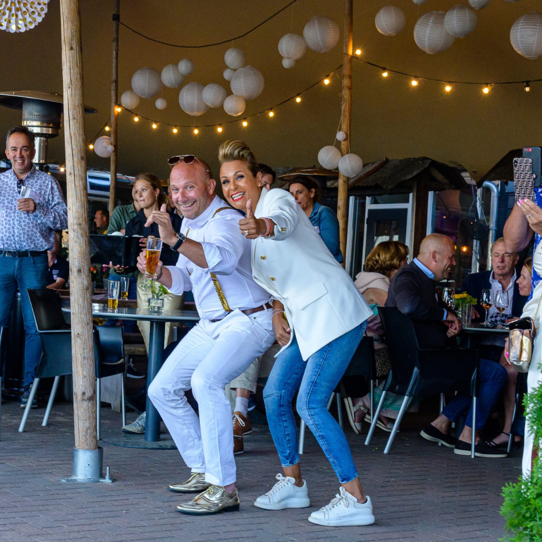 Jubileumfeest case touch of gold man en vrouw wijzend naar de camera