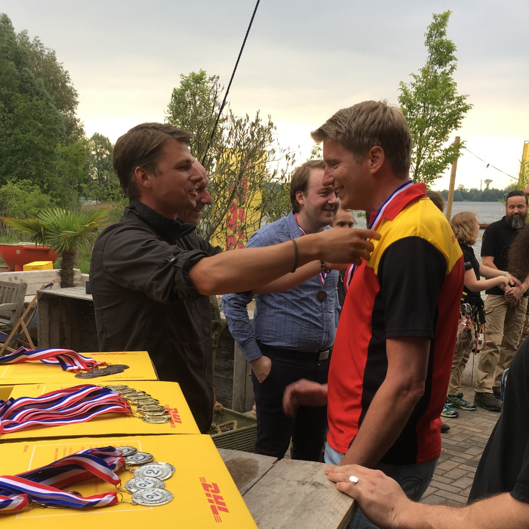 Personeelsdag case dhl man geeft andere man medaille