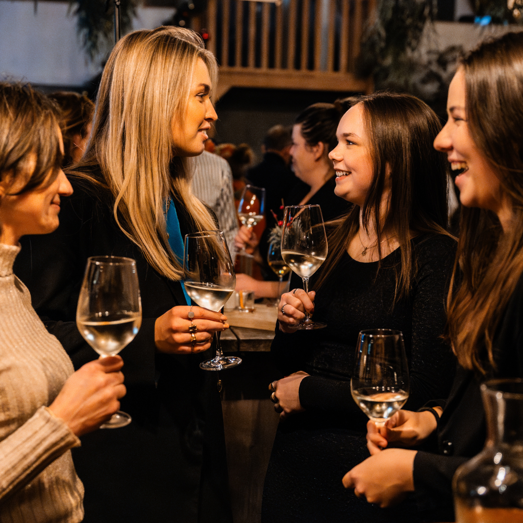 Kerstfeest Watergoed Wij organiseren elk jaar sfeervolle kerstfeesten, vol warmte en gezelligheid. En dan maken wij er een beleving van, met details die je niet snel meer vergeet...