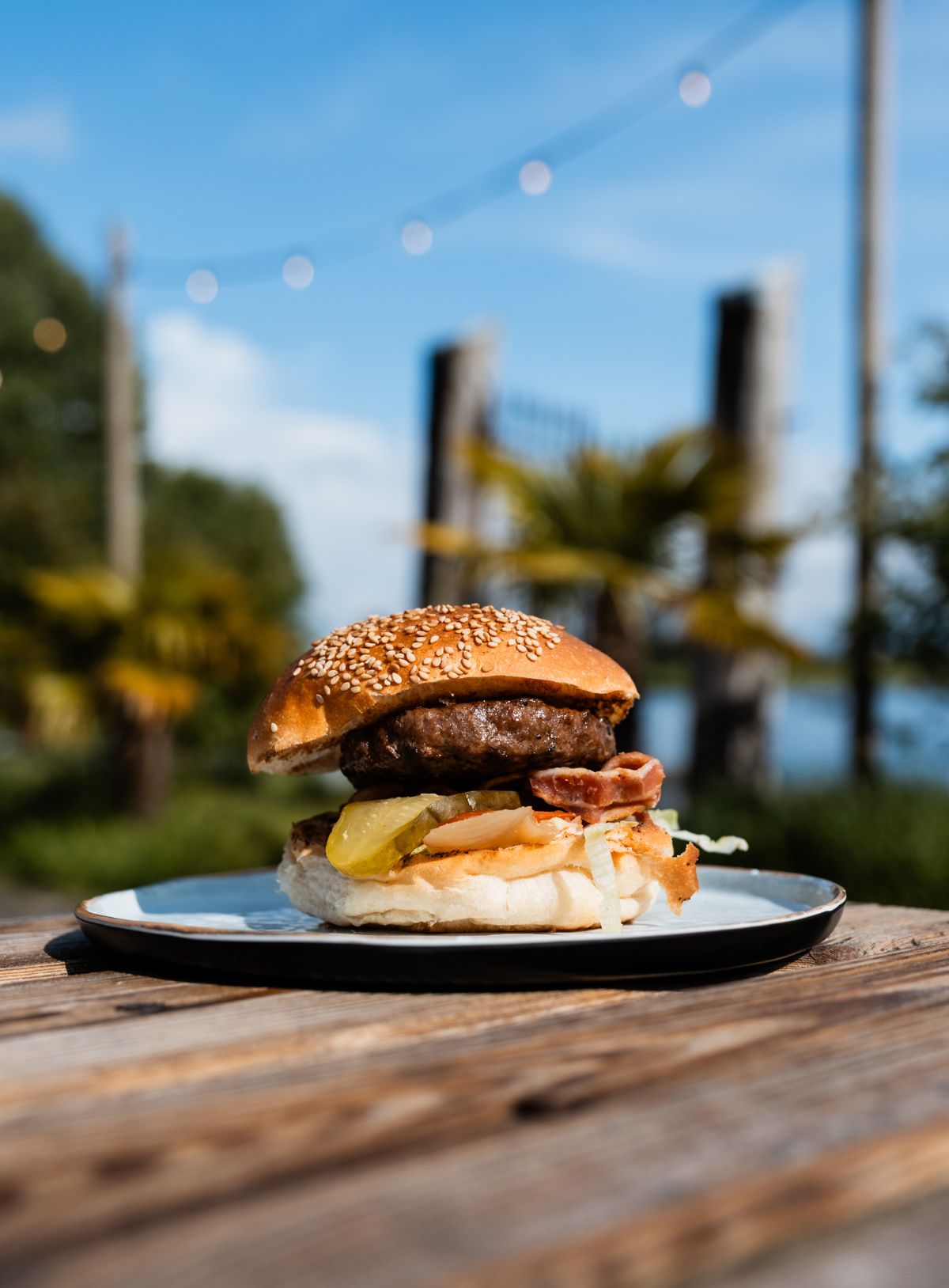 Een prachtig broodje hamburger tegen de schitterende zonnige achtergrond van Watergoed