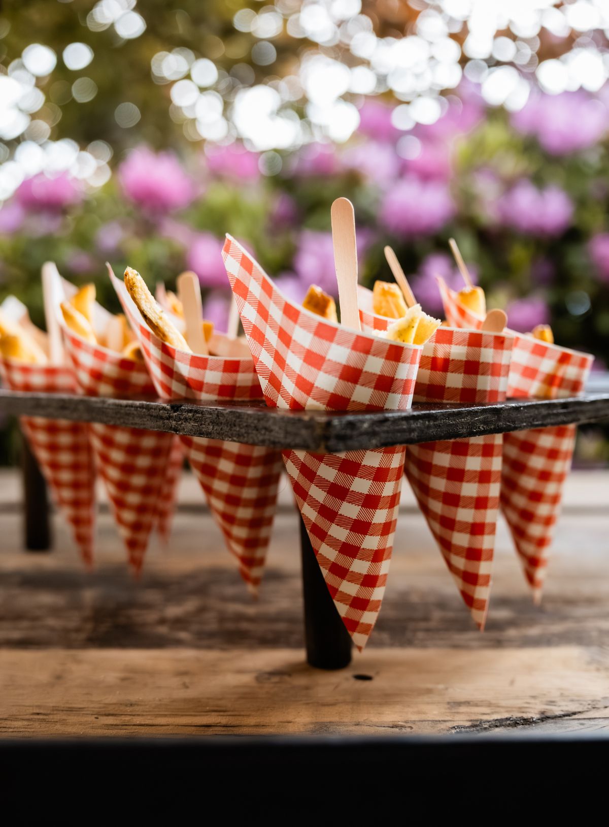 Puntzakken met friet in rood witte zakjes en kleine houten vorkjes erin geprikt