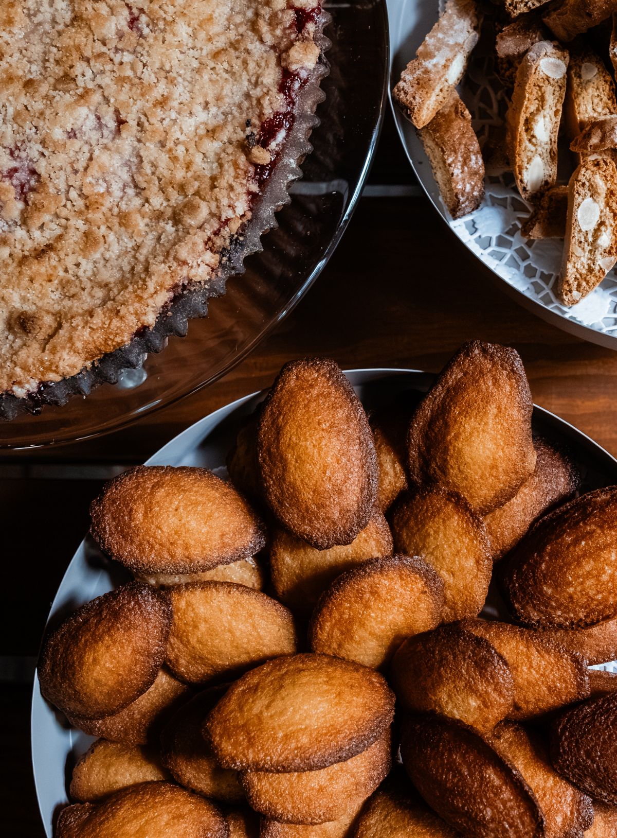 Gebak foto met madeleines en cantuccinis en rabarbervlaai